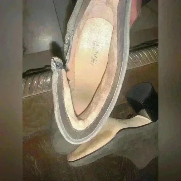 Michael Kors Boots Womens Arabella Ankle Booties
Heels Green Suede Zip Size 9.5 - Picture 9 of 9